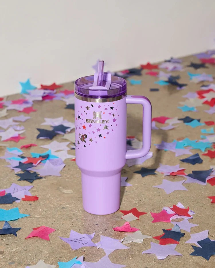 Stanley termos modelleriyle içeceklerinizi saatlerce sıcak veya soğuk tutun! Pratik kullanımıyla Stanley pipetli termos, kahve severler için Stanley kahve termosu ve ergonomik tasarımıyla Stanley mug termos günlük hayatınıza konfor katıyor. Stanley kulplu termos ve Stanley outdoor termos 1.3 lt, kamp ve doğa gezileri için mükemmel bir seçenek sunarken, Stanley Barbie termos ve Stanley termos pembe şık ve modern tasarımlarıyla göz dolduruyor. Stanley termos küçük modellerden büyük hacimli Stanley 1.3 lt term
