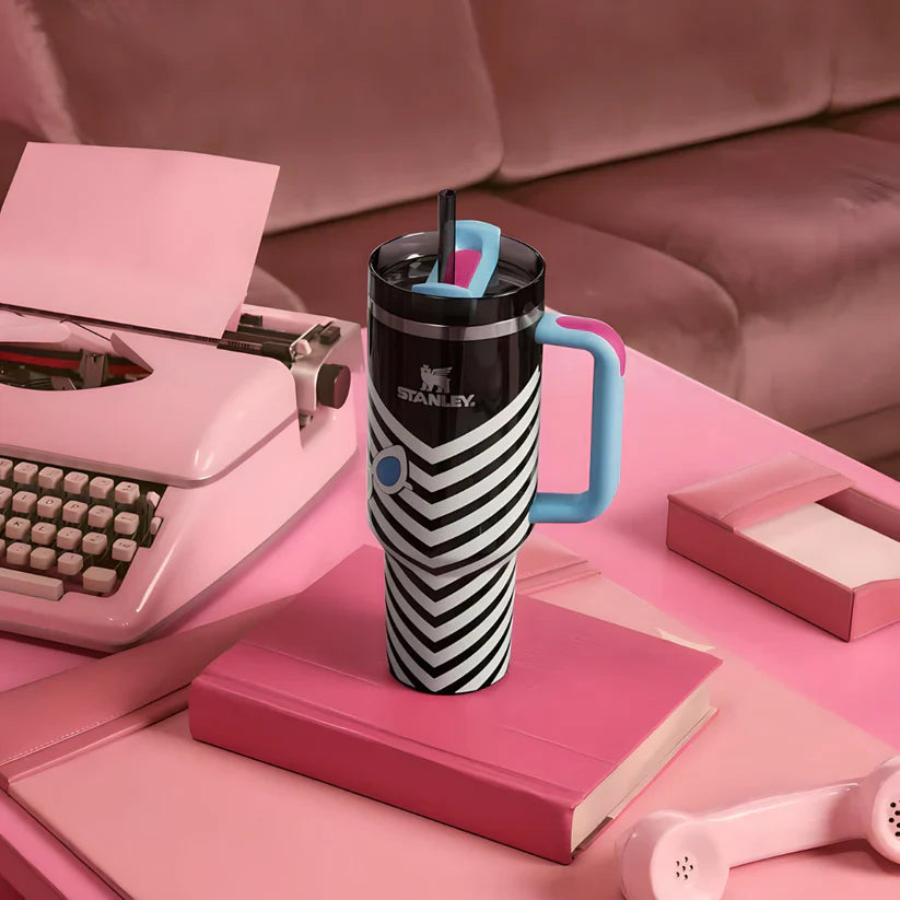 Stanley termos çeşitleri ile sıcak ve soğuk içeceklerinizi uzun süre muhafaza edin! Stanley pipetli termos, Stanley kahve termosu ve Stanley mug termos modelleri, günlük kullanım için idealdir. Stanley kulplu termos ve Stanley outdoor termos 1.3 lt, doğa tutkunları için mükemmel bir seçim sunar. Şık tasarımıyla Stanley Barbie termos ve Stanley termos pembe, tarzınıza renk katar. Stanley termos en ucuz fiyat seçenekleriyle kaliteli ve dayanıklı bir kullanım sunarken, Stanley termos çanta ile taşıması da oldu