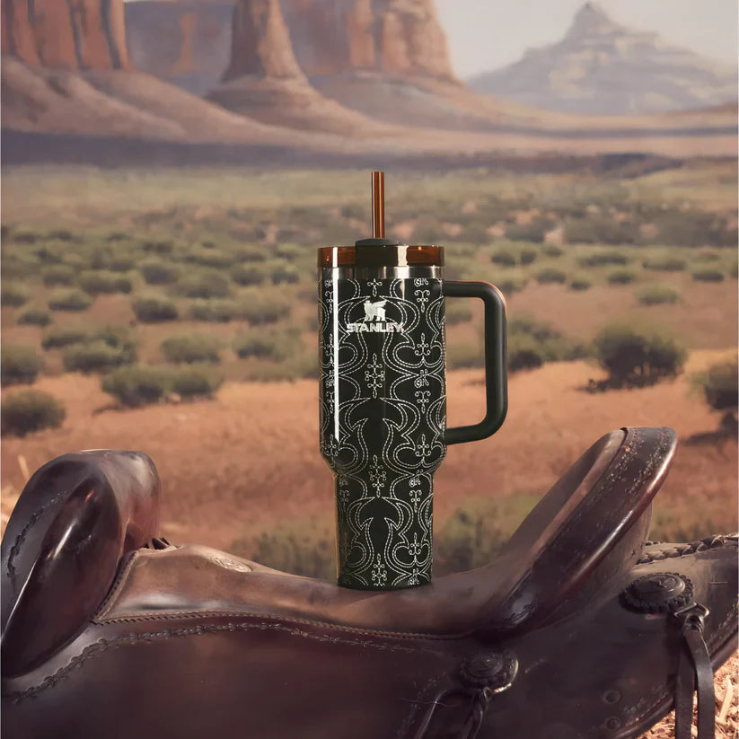 Stanley termos modelleriyle içeceklerinizi saatlerce sıcak veya soğuk tutun! Pratik kullanımıyla Stanley pipetli termos, kahve severler için Stanley kahve termosu ve ergonomik tasarımıyla Stanley mug termos günlük hayatınıza konfor katıyor. Stanley kulplu termos ve Stanley outdoor termos 1.3 lt, kamp ve doğa gezileri için mükemmel bir seçenek sunarken, Stanley Barbie termos ve Stanley termos pembe şık ve modern tasarımlarıyla göz dolduruyor. Stanley termos küçük modellerden büyük hacimli Stanley 1.3 lt term