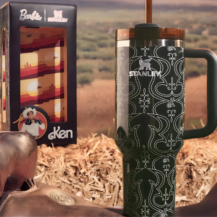 Stanley termos modelleriyle içeceklerinizi saatlerce sıcak veya soğuk tutun! Pratik kullanımıyla Stanley pipetli termos, kahve severler için Stanley kahve termosu ve ergonomik tasarımıyla Stanley mug termos günlük hayatınıza konfor katıyor. Stanley kulplu termos ve Stanley outdoor termos 1.3 lt, kamp ve doğa gezileri için mükemmel bir seçenek sunarken, Stanley Barbie termos ve Stanley termos pembe şık ve modern tasarımlarıyla göz dolduruyor. Stanley termos küçük modellerden büyük hacimli Stanley 1.3 lt term