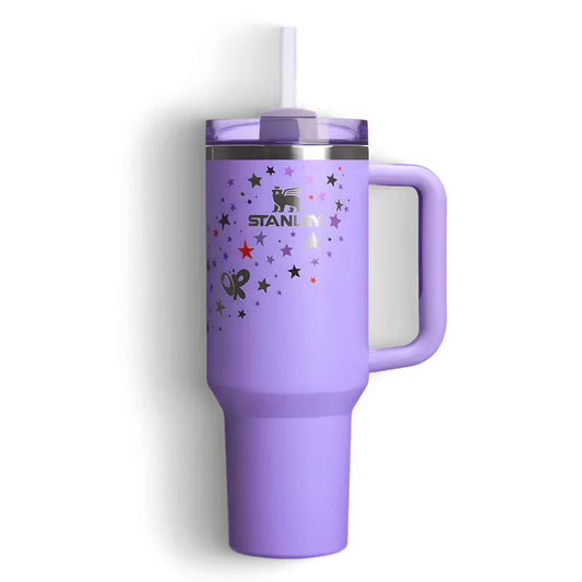 Stanley termos modelleriyle içeceklerinizi saatlerce sıcak veya soğuk tutun! Pratik kullanımıyla Stanley pipetli termos, kahve severler için Stanley kahve termosu ve ergonomik tasarımıyla Stanley mug termos günlük hayatınıza konfor katıyor. Stanley kulplu termos ve Stanley outdoor termos 1.3 lt, kamp ve doğa gezileri için mükemmel bir seçenek sunarken, Stanley Barbie termos ve Stanley termos pembe şık ve modern tasarımlarıyla göz dolduruyor. Stanley termos küçük modellerden büyük hacimli Stanley 1.3 lt term