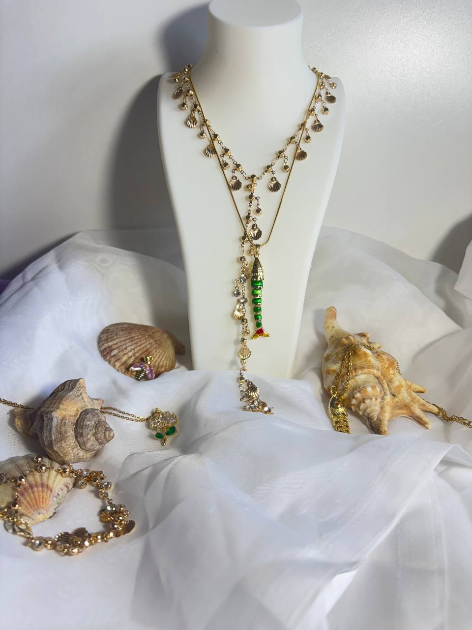 Collar en Y con cadena de conchas marinas