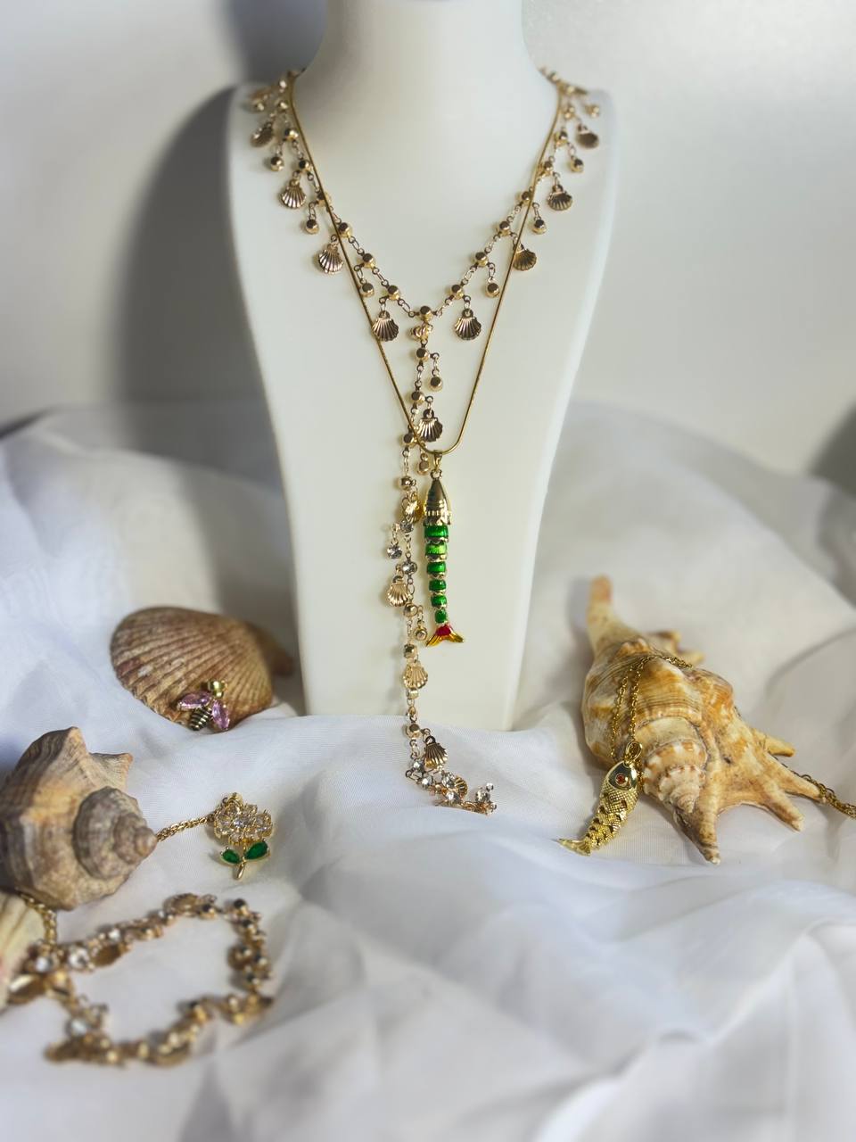 Collar en Y con cadena de conchas marinas